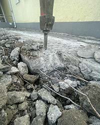 Mini bager- sečenje i razbijanje betona za kišnu kanalizaciju